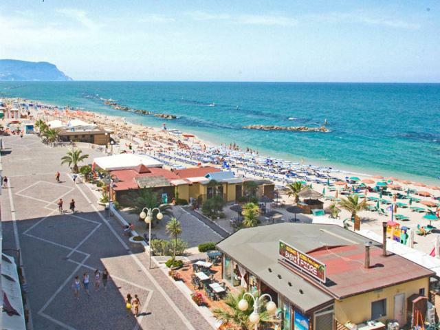 Nel Blu Dipinto Di Blu Apartment Porto Recanati Bagian luar foto